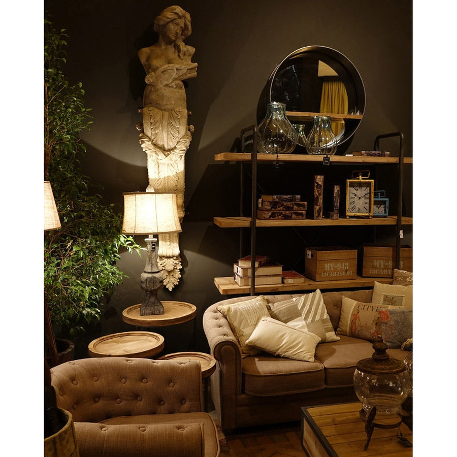 Provanszi stílusú műgyantából készült, fahatású, antikolt szürke színű asztali lámpa jutavászon lápaernyővel.