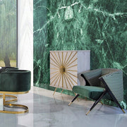 Kortárs stílusú, kaucsukfából készült, formatervezett art deco karosszék, zöld színű bársonnyal kárpitozva.