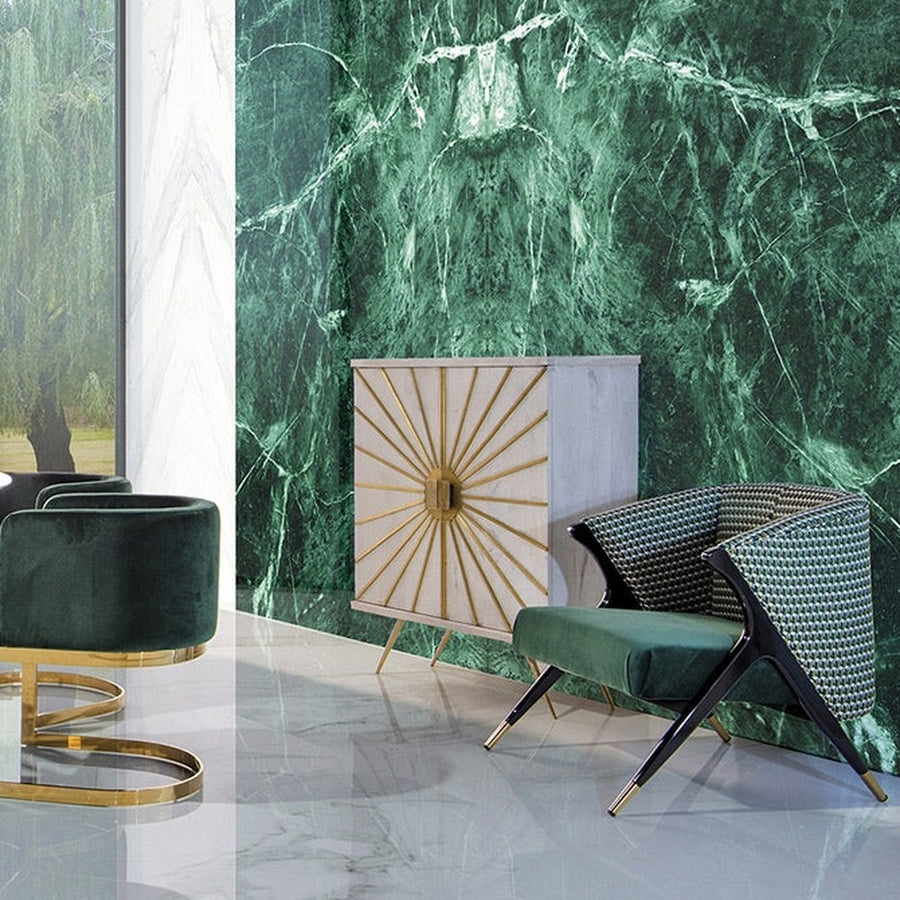 Kortárs stílusú, kaucsukfából készült, formatervezett art deco karosszék, zöld színű bársonnyal kárpitozva.