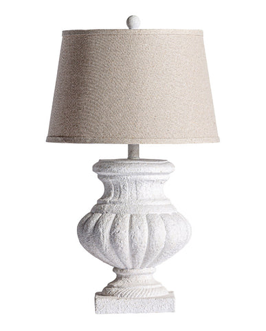Kőhatasú, műgyantából készült nagyméretű, fehér színű asztali lámpa, bézs lenvászon lámpaernyővel.