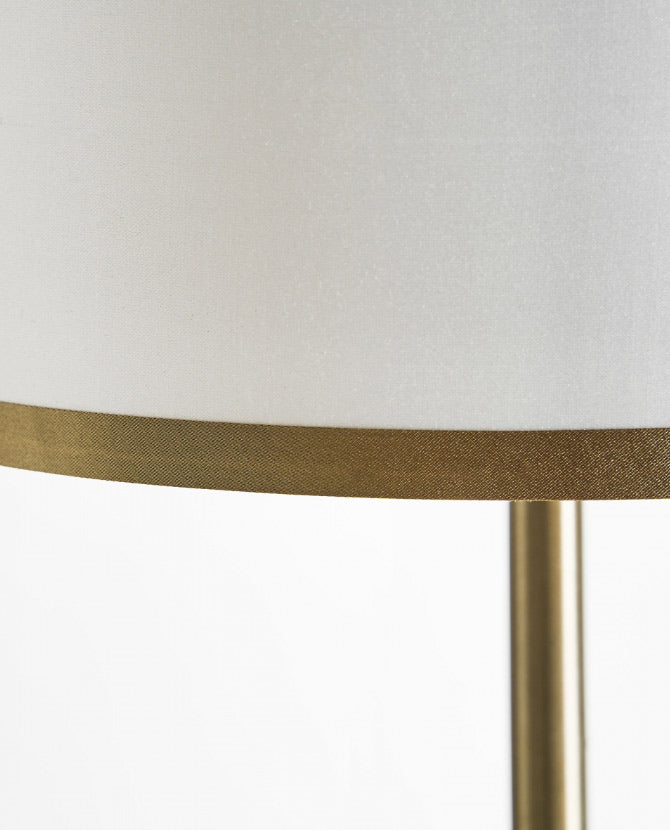 Art deco stílusú, antikolt aranyszínű állólámpa fehér lámpabúrája.
