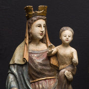 Vigasztaló Szűzanyát ábrázoló figura.