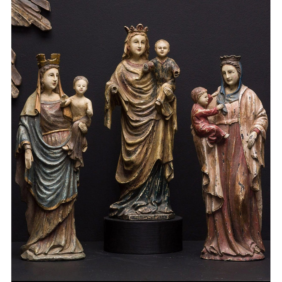 Vigasztaló Szűzanyát ábrázoló figura.