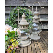 2 db vintage stílusú viharlámpa deszkaasztalon, levendula koszorúval 