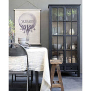 Antik fekete színű, vintage stílus vitrines szekrény, légballonosképpel, terített étkezőasztallal. 