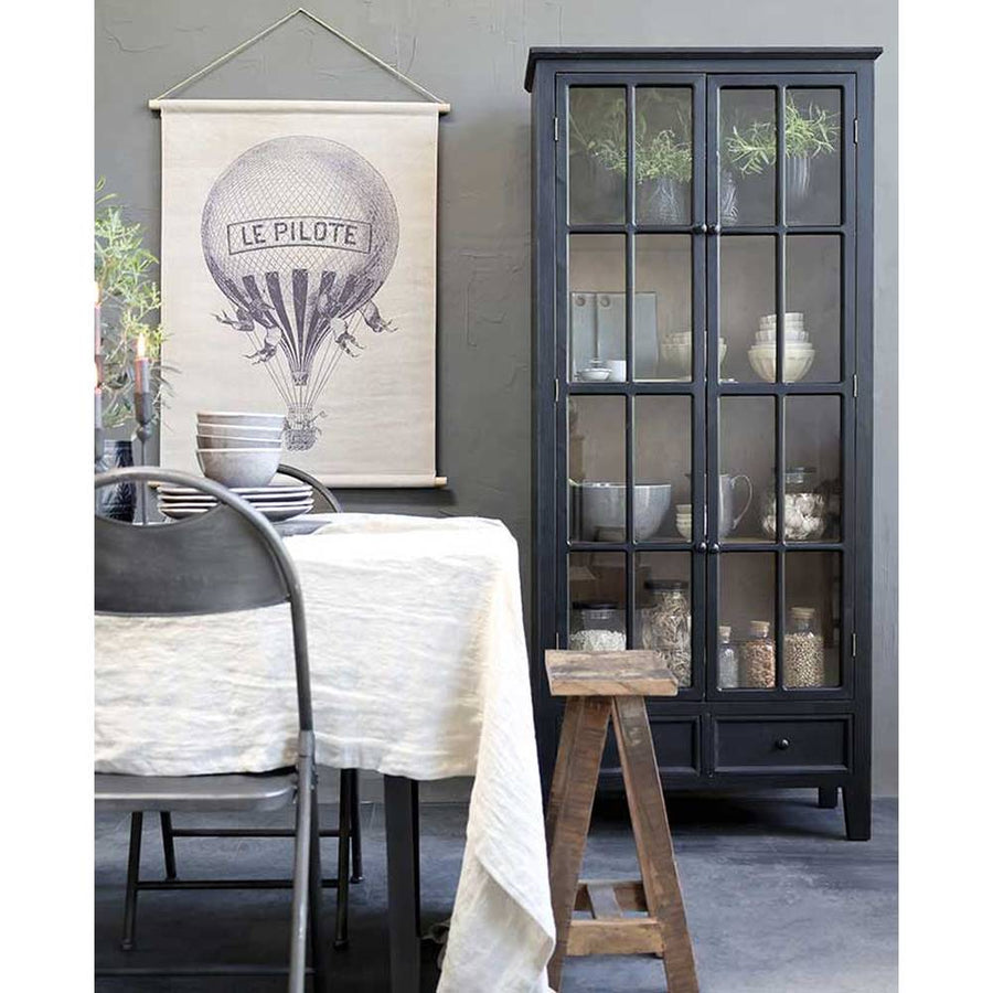 Antik fekete színű, vintage stílus vitrines szekrény, légballonosképpel, terített étkezőasztallal. 