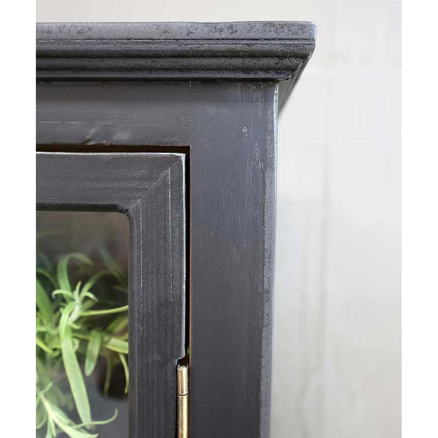 Antik fekete színű vitrines szekrény párkányzata. 