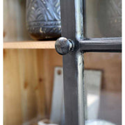 Antik fekete színű vitrines szekrény ajtajának fogantyúúja.