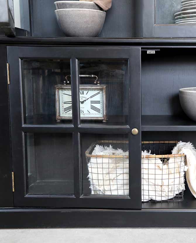 Vintage stílusú, prémium minőségű, nagyméretű, 120 cm hosszú és 196 cm magas, nyárfából készült, antik fekete színű 4 ajtós vitrines szekrény konyhában, emeletes tárolóelemmel
