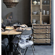 Vintage stílusú vitrin étkezőben, kör étkezőasztallal és székekkel. 