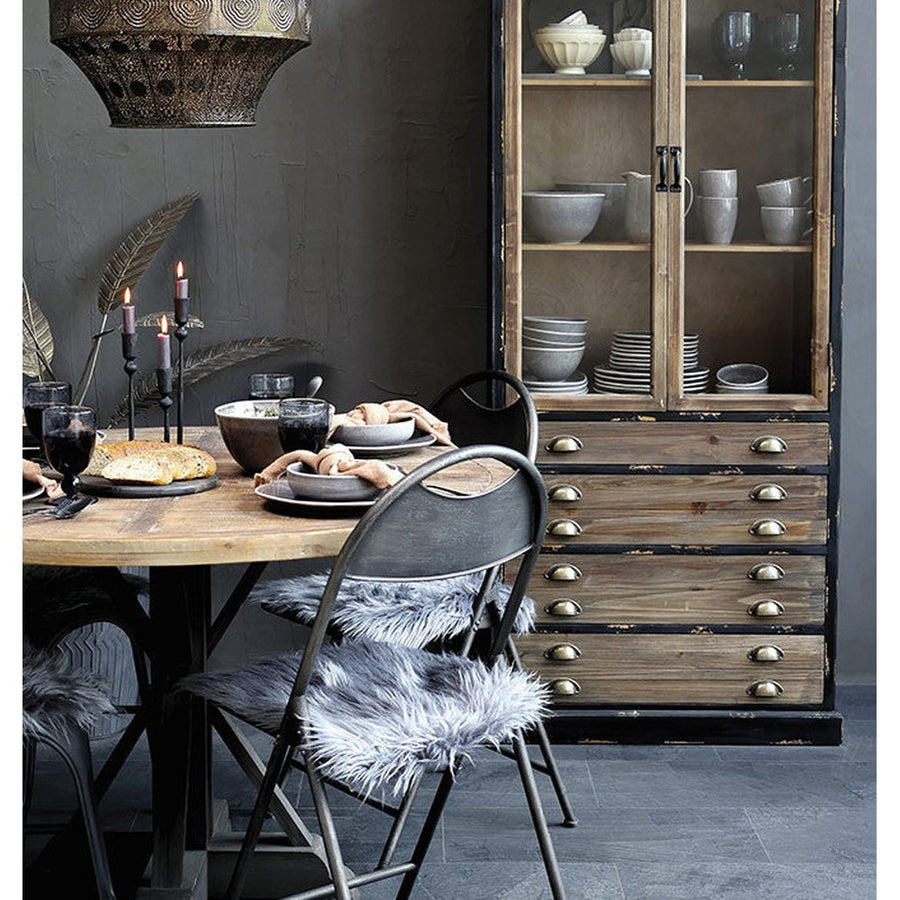 Vintage stílusú vitrin étkezőben, kör étkezőasztallal és székekkel. 