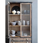 Vintage stílusú vitrin nyitott ajtaja, polcain porcelán konyhai étkészlet. 