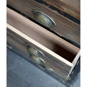 Vintage stílusú vitrines szekrény kihúzott fa fiókja, bronz színű fogantyúval. 