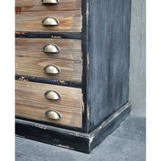 Vintage stílusú, rusztikus felületű vitrin oldala és  fiókjai. 