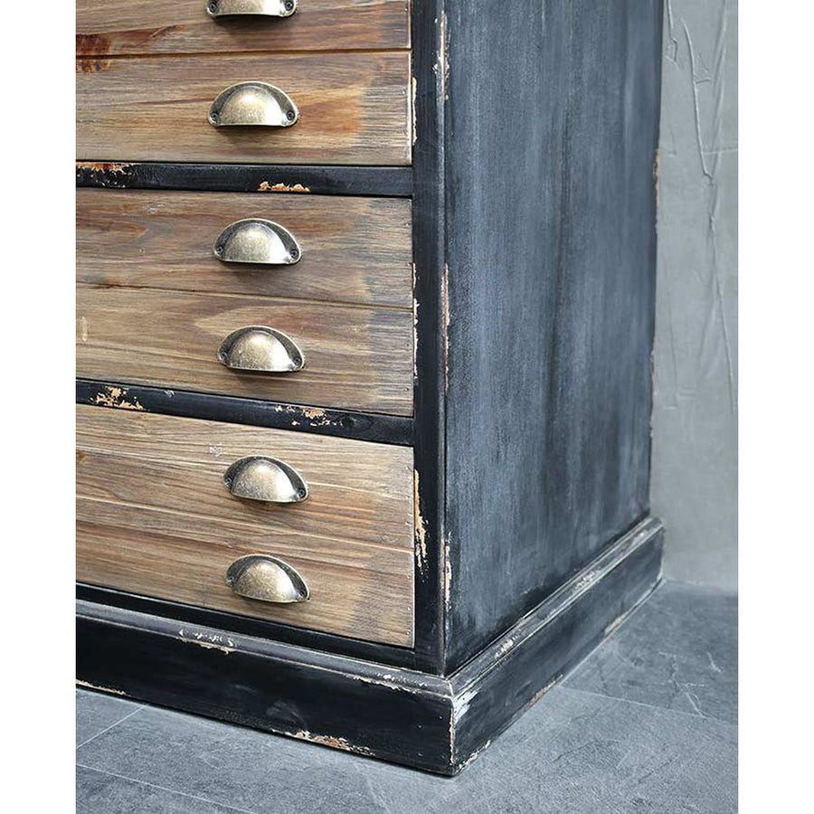 Vintage stílusú, rusztikus felületű vitrin oldala és  fiókjai. 