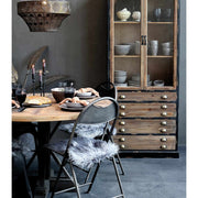 Vintage stílusú vitrin étkezőben, kör étkezőasztallal és székekkel.