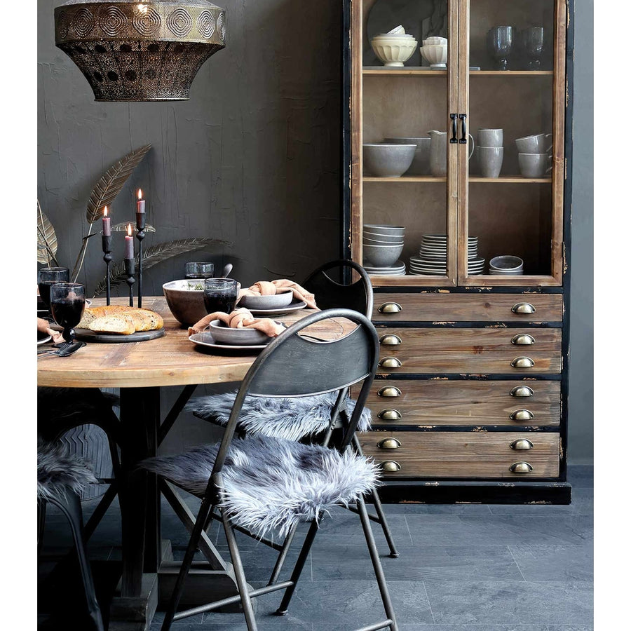 Vintage stílusú vitrin étkezőben, kör étkezőasztallal és székekkel.