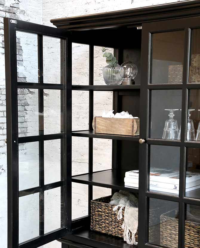 Vintage stílusú, prémium minőségű, óriás méretű, 220 cm hosszú és 196 cm magas, nyárfából készült, antik fekete színű 8 ajtós vitrines szekrény nyitott ajtóval 