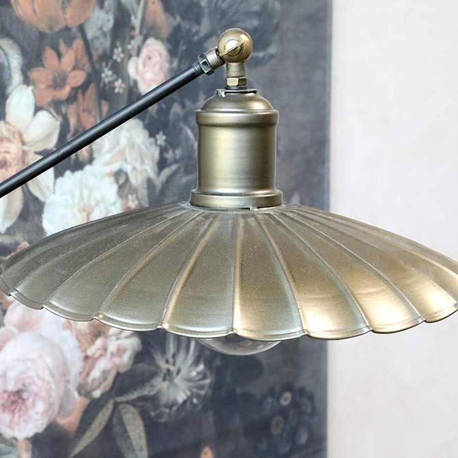 Vintage stílusú állólámpa, antikolt sárgaréz színű, virágkehely formájú fém lámpabúra