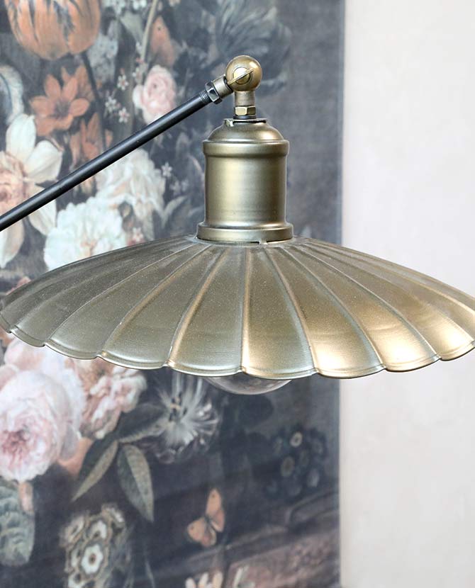 Vintage stílusú állólámpa, antikolt sárgaréz színű, virágkehely formájú fém lámpabúra