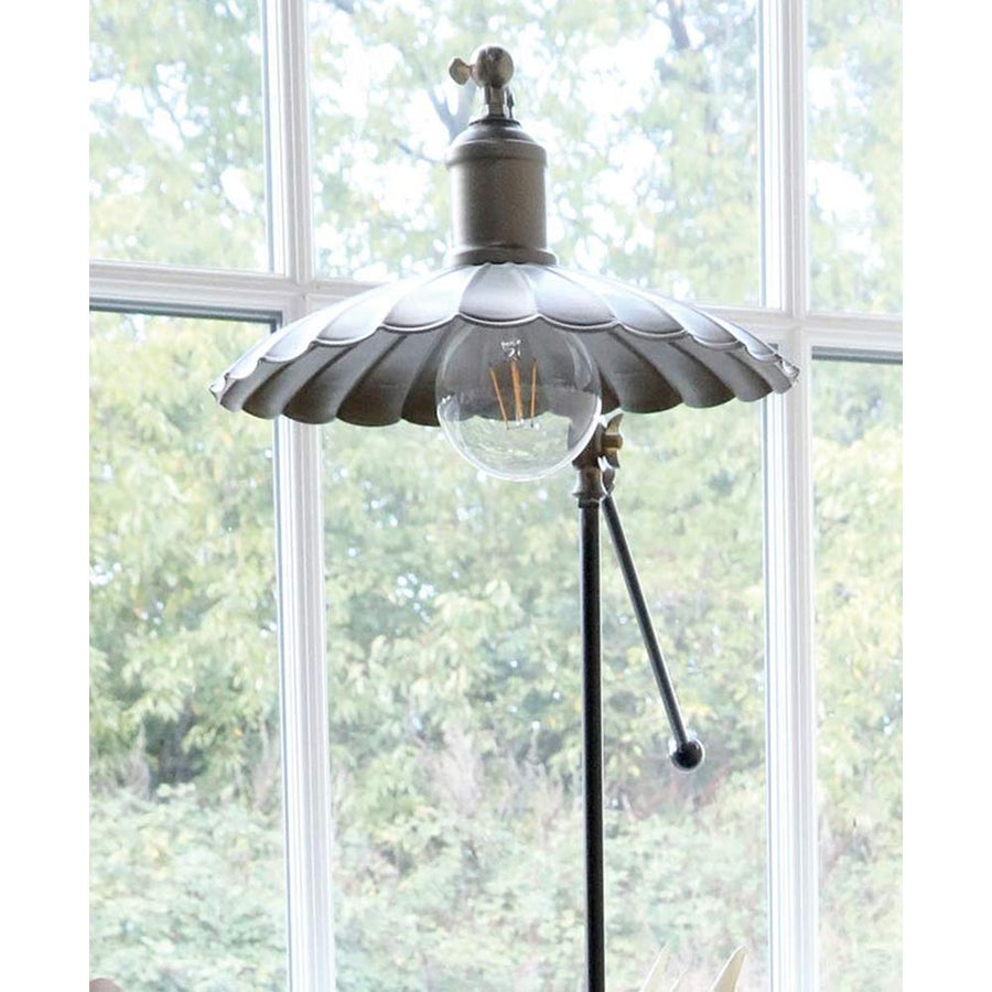 Vintage stílusú állólámpa, antikolt sárgaréz színű, virágkehely formájú fém lámpabúra