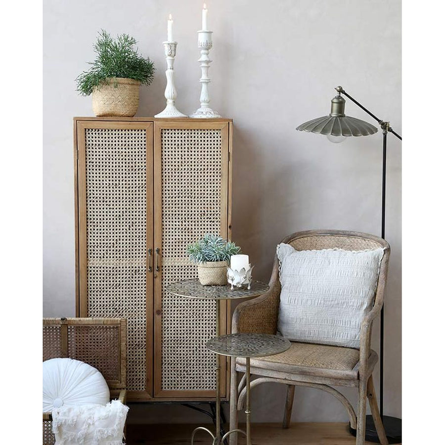 Vintage stílusú állólámpa, antikolt réz színű fém lámpabúrával, enteriőrbe helyezve,, rattan bútorokkal