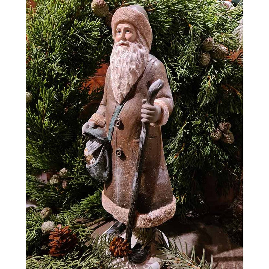 Prémium minőségű, vintage stílusú, 30 cm magas, barna színű, klasszikus Télapó figura zöld fenyőkoszorú előtt