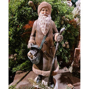 Prémium minőségű, vintage stílusú, 30 cm magas, barna színű, klasszikus Télapó figura zöld fenyőkoszorú előtt