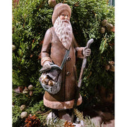 Prémium minőségű, vintage stílusú, 30 cm magas, barna színű, klasszikus Télapó figura zöld fenyőkoszorú előtt