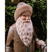 Prémium minőségű, vintage stílusú, 30 cm magas, barna színű, klasszikus Télapó figura zöld fenyőkoszorú előtt