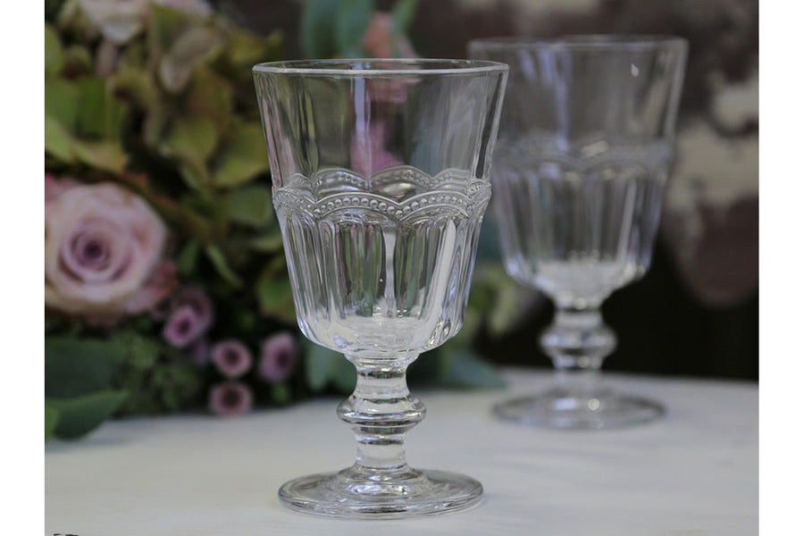 Vintage stílusú, pontozott dombormintával díszített átlátszó üvegű borospohár.