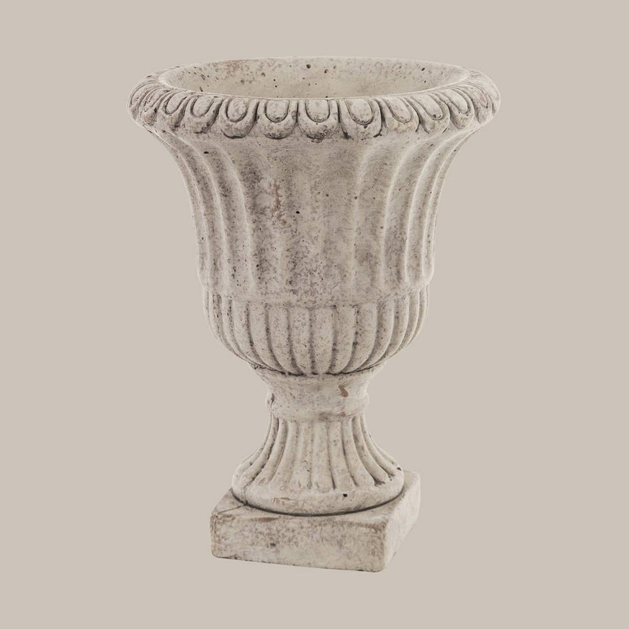 Antikolt felületű, szürke színű talpas cement kaspó.