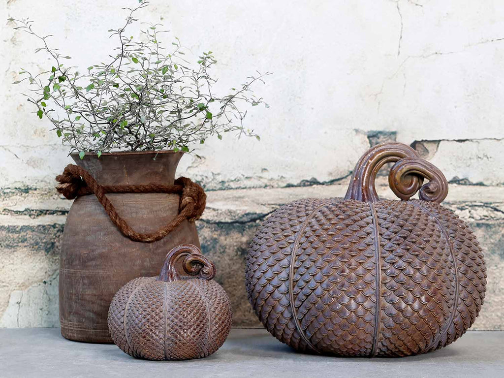 2 féle méretű antik arany mokka színű dísztök dekoráció barna vázával. 