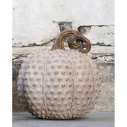 Dombormintás felületű,, antik arany latte színű vintage stílusú dísztök dekoráció romos fal előtt.