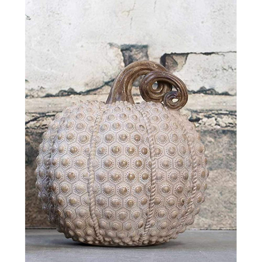 Dombormintás felületű,, antik arany latte színű vintage stílusú dísztök dekoráció romos fal előtt.