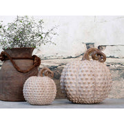 2 féle méretű antik arany latte színű dombormintás dísztök dekoráció barna vázával.