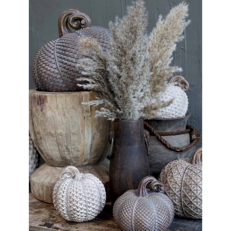 Dombormintás dísztök dekorációk pampafüves vázával.