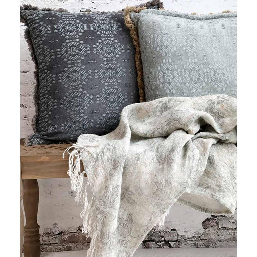 vintage stílusú, antik szürke színű, rojtos szegélyű mintás díszpárna takaróval 