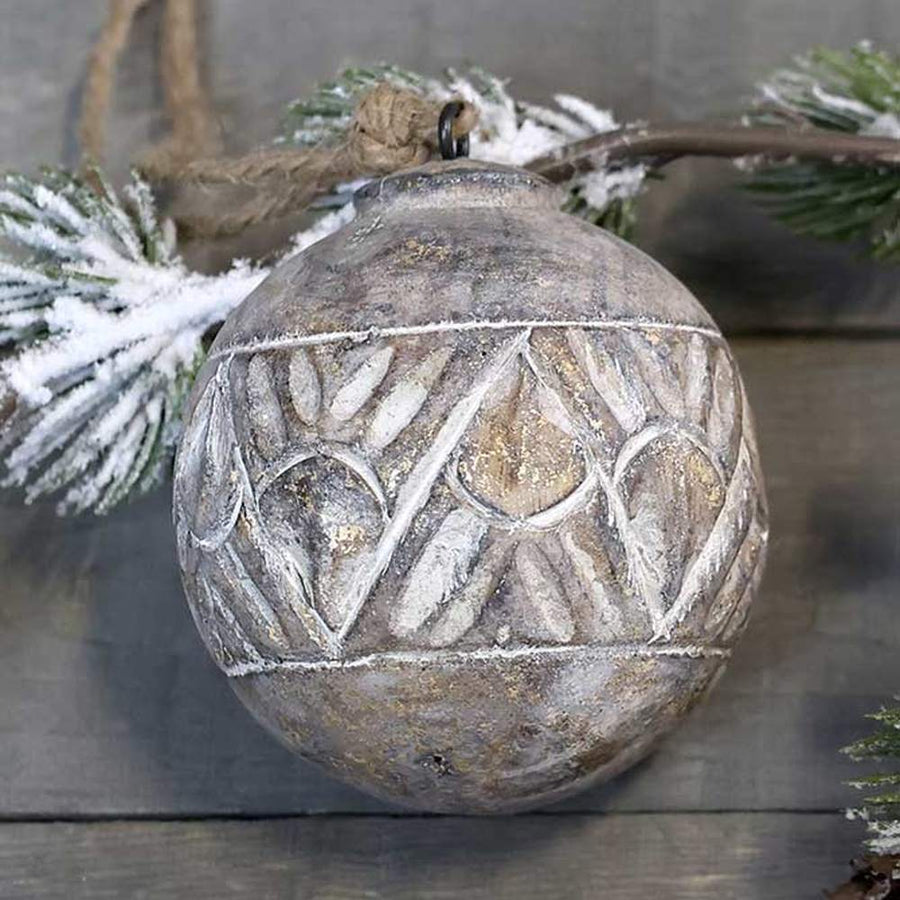 Vintage stílusú, mangófából faragott, antikolt felületű óaranyszínű, gömb formájú, kézműves karácsonyfadísz, havas fenyőággal.