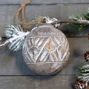 Vintage stílusú, mangófából faragott, antikolt felületű óaranyszínű, gömb formájú, kézműves karácsonyfadísz, havas fenyőággal.