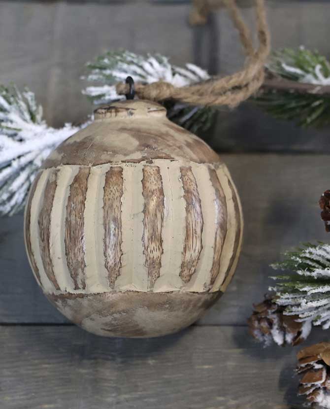 Vintage fa gömb karácsonyfadísz.