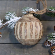 Vintage fa gömb karácsonyfadísz, havas fenyőággal.