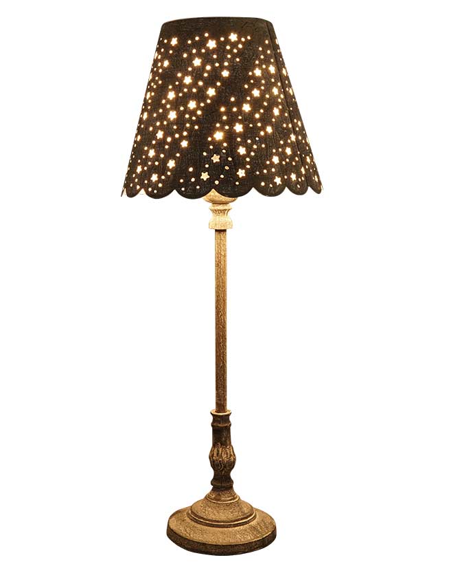 Vintage stílusú, 60,5 cm magas, antikolt felületű asztali lámpa áttört csipke mintázatú fém lámpaernyővel