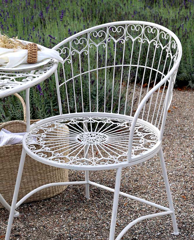Vintage stílusú, rusztikus patinás felületű, antik krém színű, fém kerti szék