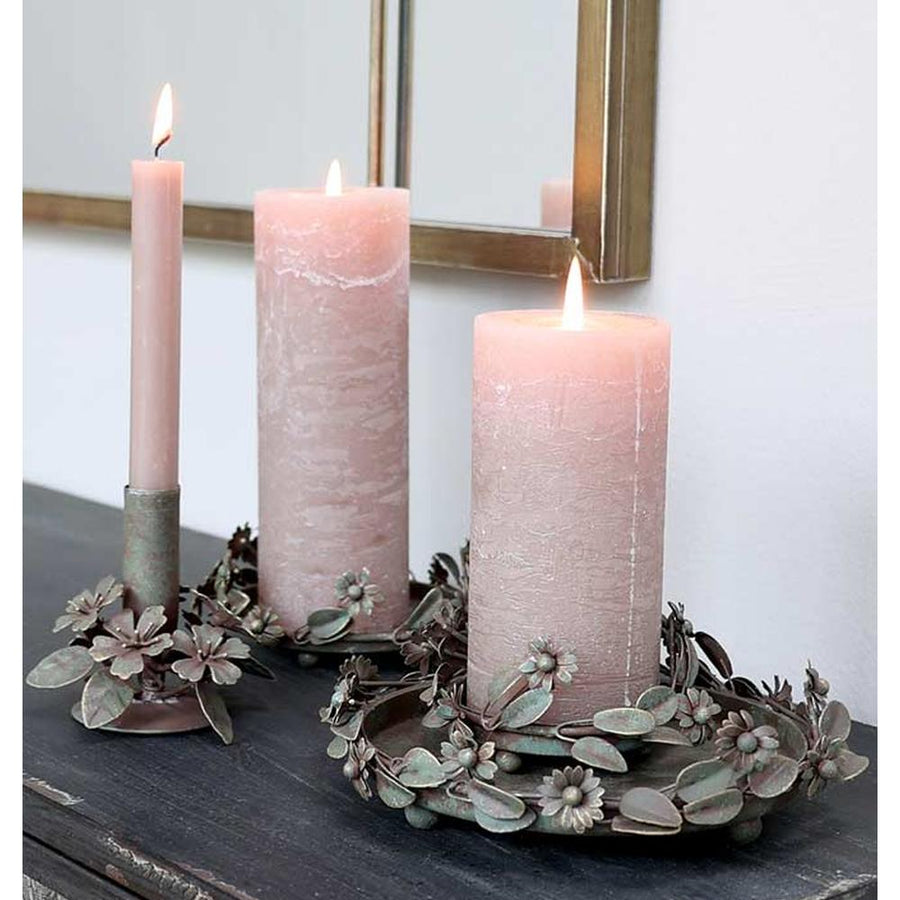 Vintage stílusú, antikolt felületű, fém virágokkal és levelekkel díszített antik réz színű gyertyatartó tálca