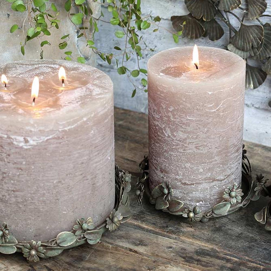 Vintage stílusú, antikolt felületű, fém virágokkal és levelekkel díszített antik réz színű gyertyatartó tálca