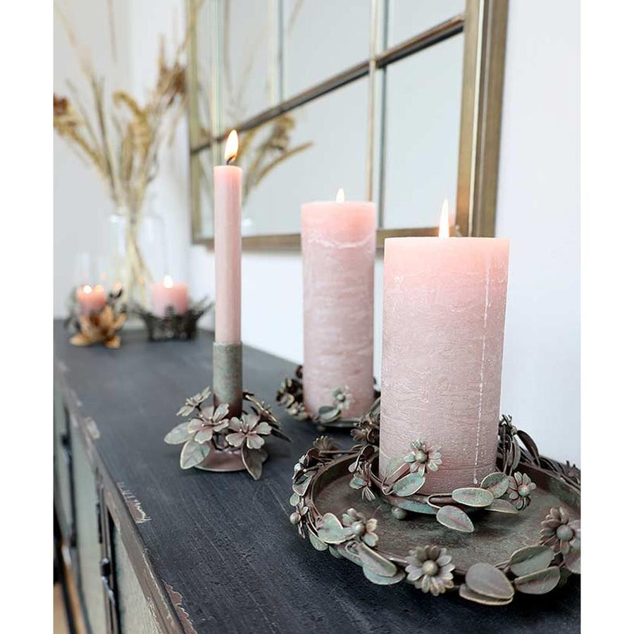 Vintage stílusú, antikolt felületű, fém virágokkal és levelekkel díszített antik réz színű gyertyatartó tálca