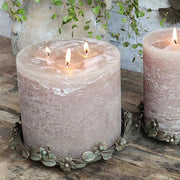 Vintage stílusú, antikolt felületű, fém virágokkal és levelekkel díszített antik réz színű gyertyatartó tálca