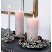 Vintage stílusú, antikolt felületű, fém virágokkal és levelekkel díszített antik réz színű gyertyatartó tálca