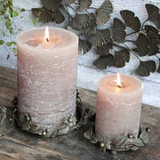 Vintage stílusú, antikolt felületű, fém virágokkal és levelekkel díszített antik réz színű gyertyatartó tálca